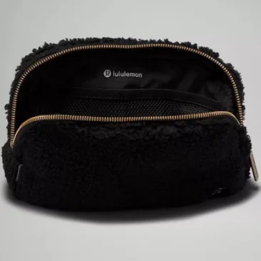 NWT Lululemon Fleece White Opal/Gold Hardware
Everywhere Belt Bag 1L brand new - Picture 2 of 6